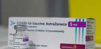 Covid, AstraZeneca ammette: vaccino può causare trombosi rara