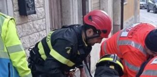 Crolla tetto nel milanese, operaio precipita e muore
