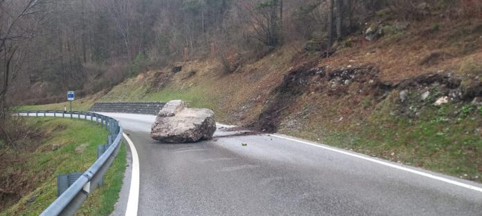 Doppio crollo di roccia in Folgaria (TN)- chiusa la SP 350 a Lastebasse (VI)