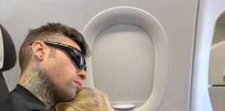 Fedez in volo per Miami: “Finalmente parto con i miei bimbi”