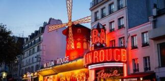 Francia, cadute le pale del Moulin Rouge a Parigi