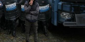 G7, tensioni a corteo dei centri sociali a Torino: uova e fumogeni contro le forze dell’ordine