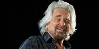 Grillo parla a Bruxelles: “Io butto lì anche un sacco di str…”. Mezza sala si alza e se ne va
