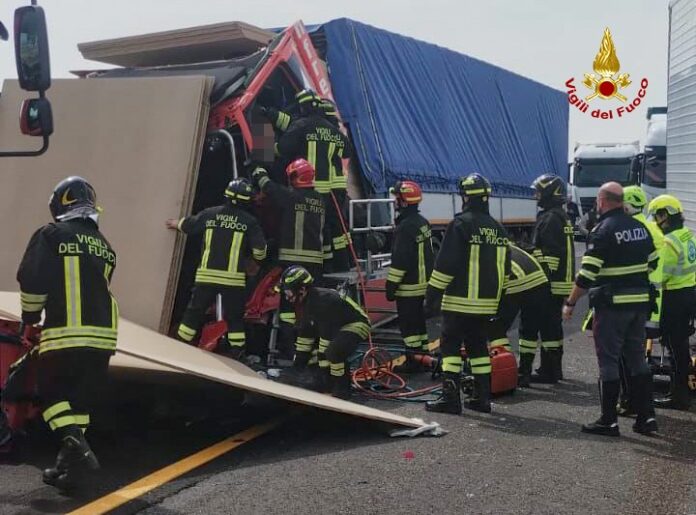 Incidente in A4, i vigili del fuoco al lavoro per liberare i feriti