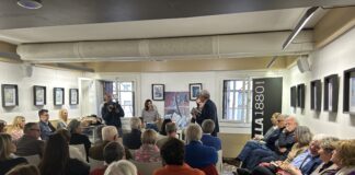 “La vita rivoluzionaria di una donna comune” di Alessandra Moretti, pienone al Galla: il GdV sbaglia data e il direttore coinvolge “Achille Moretti” La vita rivoluzionaria di una donna comune di Alessandra Moretti: pienone al Galla. Il GdV sbaglia data e il direttore coinvolge "Achille Moretti"