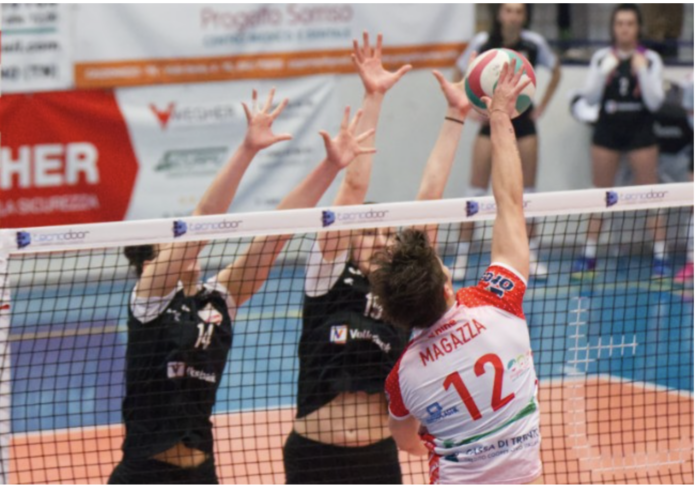 Il Vicenza Volley a muro a Volano (foto Volano)