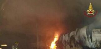 Incidente su A14, scontro pullman-camion e incendio in galleria: un morto