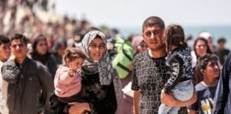 Israele, media: spari Idf su civili in viaggio verso Gaza. Netanyahu rinvia operazione a Rafah