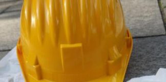 Lecce, cede lucernario: operaio precipita da 8 metri e muore