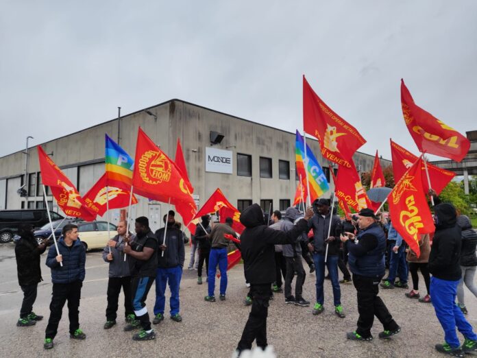 M.on.de: salari bassi e abuso di straordinari.