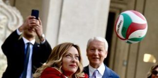 Meloni gioca con pallavoliste a Palazzo Chigi: “Schiaccia 7 come in spiaggia”