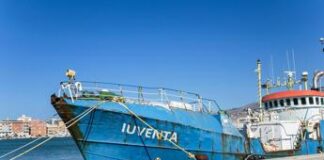 Nave Iuventa, dopo 7 anni tutti prosciolti: non c’era nessun favoreggiamento dell’immigrazione