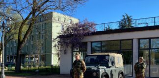 Parapiglia di fronte tabaccheria in centro a Vicenza, zuffa tra senzatetto e cittadini: intervento della Polizia locale e dell’esercito tabaccheria vicenza