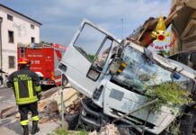 Vicenza, camion demolisce il portico della chiesetta di San Giovanni Battista in Marosticana. Due feriti I vigili del fuoco al lavoro in Marosticana