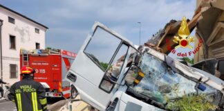 Vicenza, camion demolisce il portico della chiesetta di San Giovanni Battista in Marosticana. Due feriti I vigili del fuoco al lavoro in Marosticana