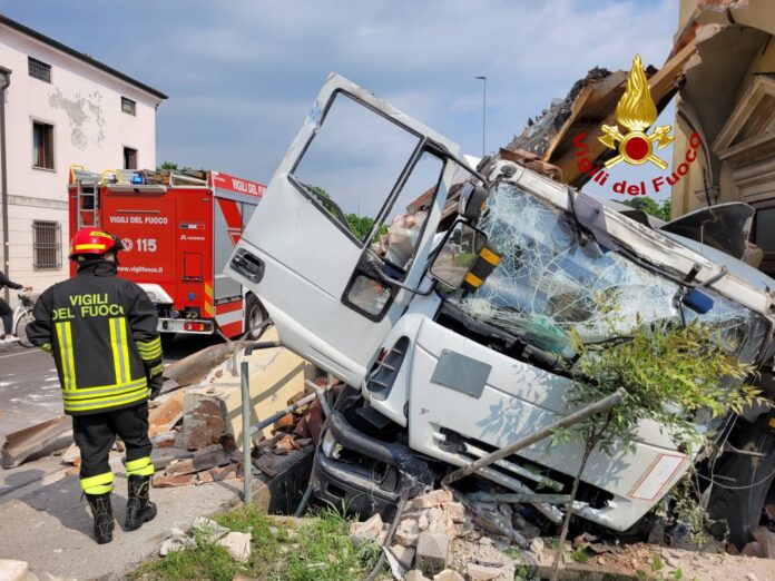 I vigili del fuoco al lavoro in Marosticana