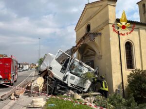 Il camion contro il portico della chiesetta di San Giovanni Battista 