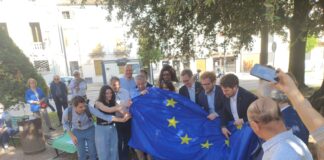 Installata e inaugurata la Panchina europea in Piazza Matteotti a Vicenza: un simbolo di unità, inclusione e sostenibilità Panchina Europea in Piazza Matteotti