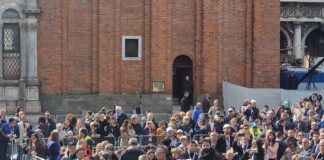 Visita Pastorale di Papa Francesco a Venezia: una giornata di incontri, arte e speranza Papa Francesco a Venezia tra la folla a Piazza S. Macro (foto “Patriarcato di Venezia / Gente Veneta”)