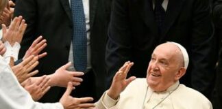 Papa incontra nonni e nipoti in Vaticano, ci sono anche Lino Banfi e Al Bano