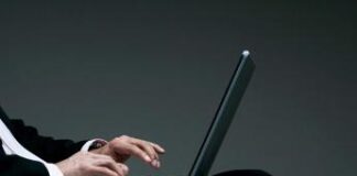 Porno nel mirino dell’Ue: scattano nuove regole per PornHub, StripChat e XVideos