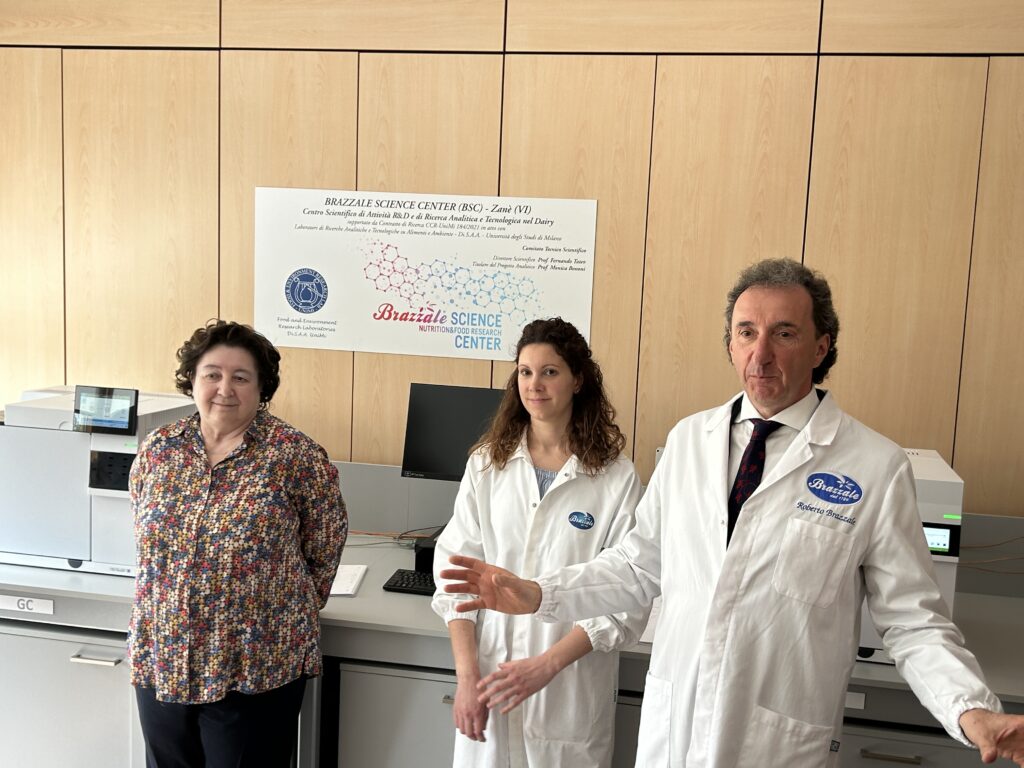 Prof. Monica Bononi e l'avv. Roberto Brazzale con al centro una dipendente laureata in Sicurezza alimentare