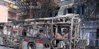 Roma, bus a fuoco: bruciate anche un’auto in sosta, gazebo e alberi. Tre persone intossicate