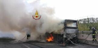 Roma, bus turistico in fiamme sul Gra: nube nera e traffico in tilt