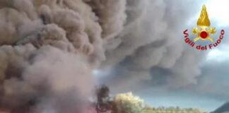Roma, incendio in una discarica abusiva ad Ardea: “Tenere finestre chiuse”