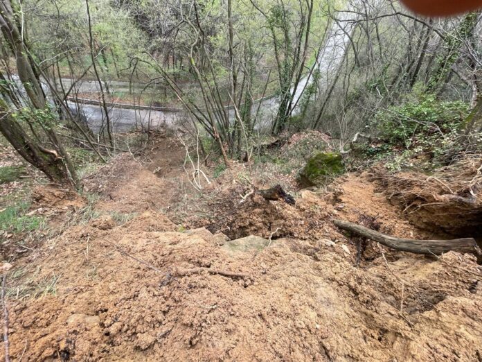 Gran lavoro per i tecnici di Vi.Abilità sulle strade provinciali in seguito a frane. Nella foto, la SP65 Tretto