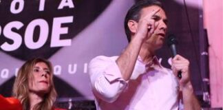Spagna, l’annuncio di Sanchez: “Lunedì decido se restare premier”