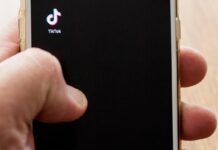TikTok sotto accusa in Europa: “Viola leggi Ue, account dei minori a rischio”