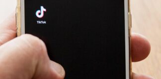 TikTok sotto accusa in Europa: “Viola leggi Ue, account dei minori a rischio”