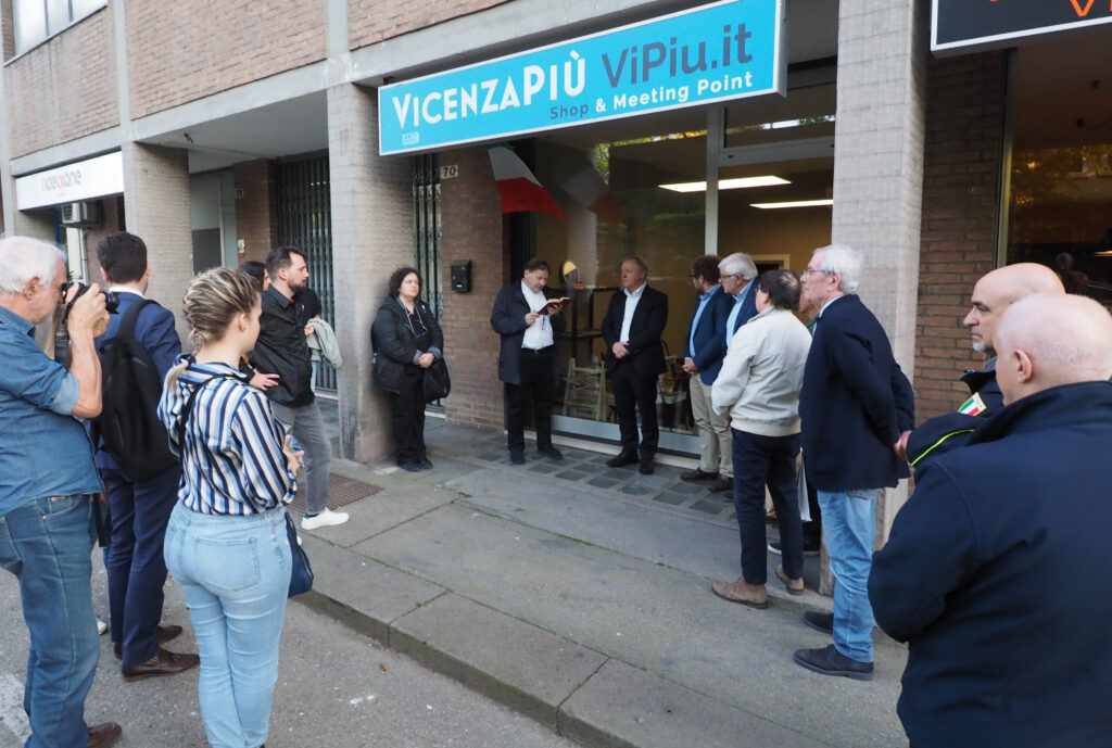 Shop & Meeting Point VicenzaPiù ViPiu.it: la benedizione di padre Gino Alberto Faccioli (ph. Francesco Dalla Pozza)