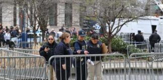 Usa, morto uomo che si è dato fuoco fuori da tribunale processo Trump