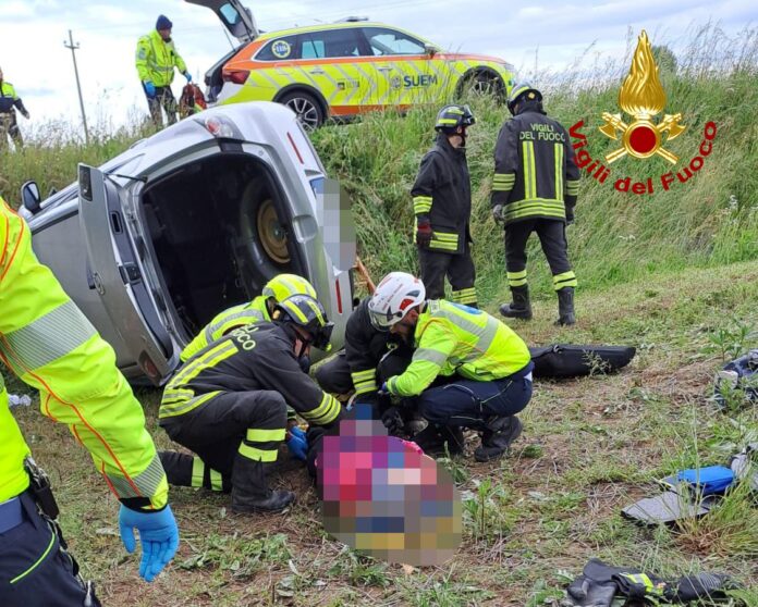 Incidente stradale: perde il controllo dell'auto che finisce rovesciata su un campo, ferita una donna