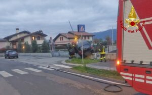 I vigili del fuoco sul luogo dell'incidente a Cassola