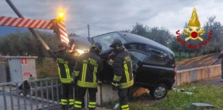 Cassola, perde il controllo dell’auto che finisce su un muretto incidente a cassola, intervengono i vigili del fuoco