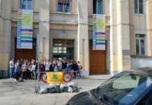 Al liceo Fogazzaro sale in cattedra Legambiente: lezioni sulla sostenibilità e pulizia delle strade intorno alla scuola Gli studenti del Liceo Fogazzaro impegnati nella pulizia delle strade vicine alla scuola