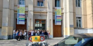 Al liceo Fogazzaro sale in cattedra Legambiente: lezioni sulla sostenibilità e pulizia delle strade intorno alla scuola Gli studenti del Liceo Fogazzaro impegnati nella pulizia delle strade vicine alla scuola