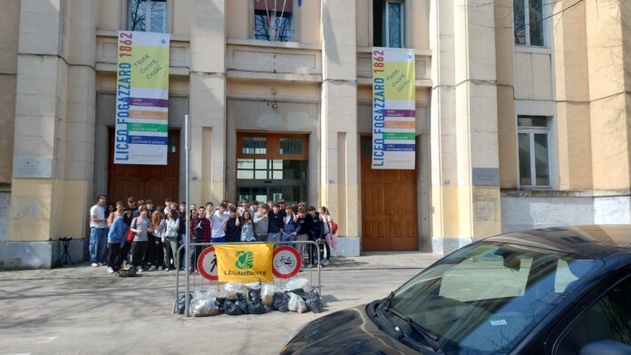 Gli studenti del Liceo Fogazzaro impegnati nella pulizia delle strade vicine alla scuola