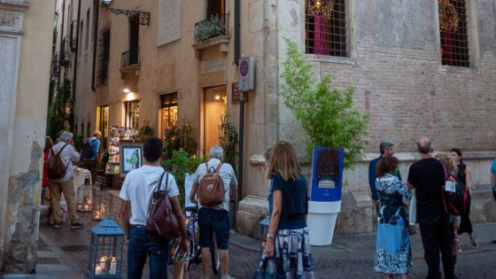 Dal 13 aprile in contra’ San Gaetano Thiene la mostra “Re dell’azzurro”