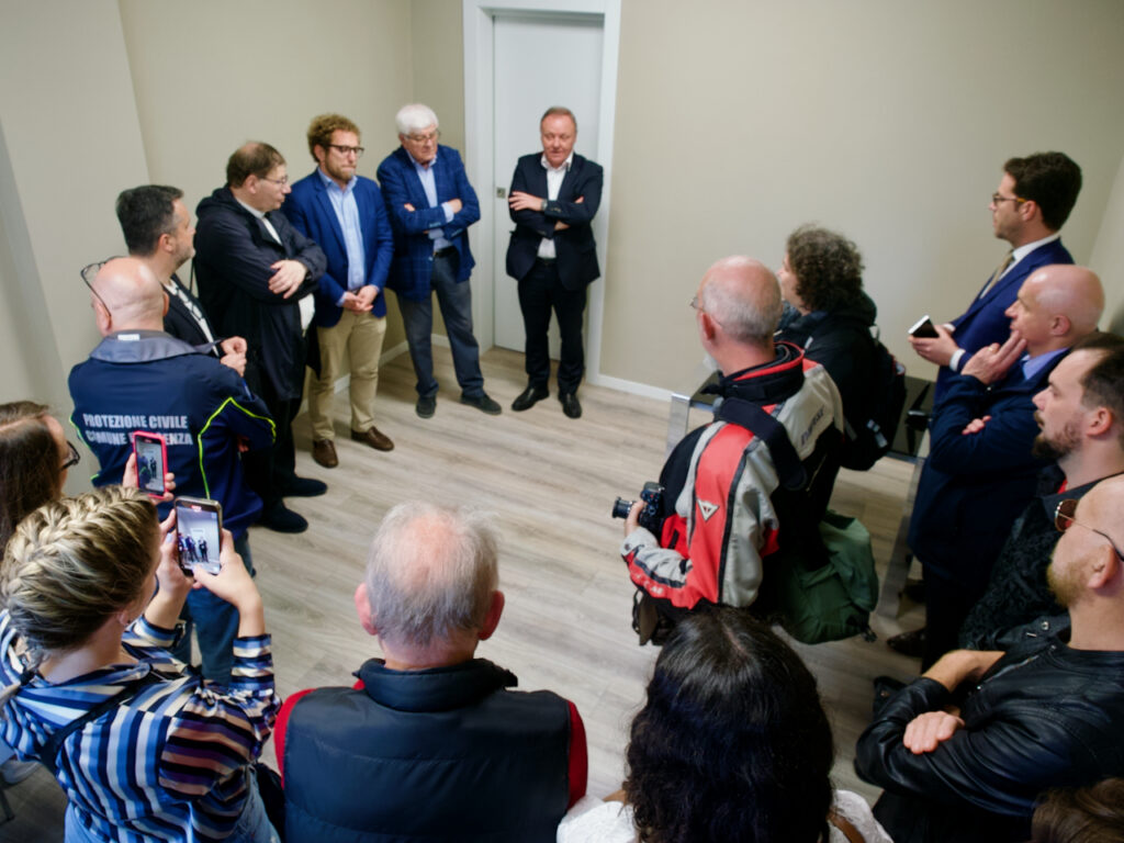 Interno dello Shop & Meeting Point VicenzaPiù ViPiu.it: un altro momento dell'inaugurazione allinterno (ph.Maurizio Morelli)