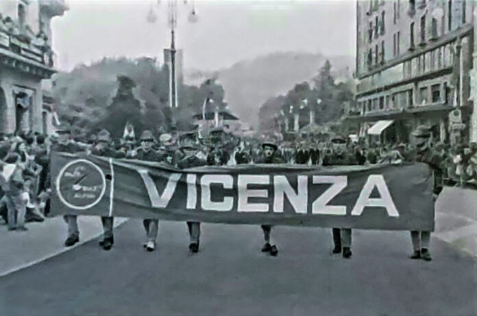 Alpini, striscione e sfilanti dell'ANA di Vicenza nel 1991