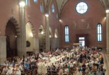 Giovedì i ministri straordinari dell’Eucarestia incontrano il vescovo Brugnotto: “Testimoni di una fede fatta di solidarietà e servizio” Brugnotto celebra il Corpus Domini