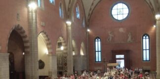 Giovedì i ministri straordinari dell’Eucarestia incontrano il vescovo Brugnotto: “Testimoni di una fede fatta di solidarietà e servizio” Brugnotto celebra il Corpus Domini