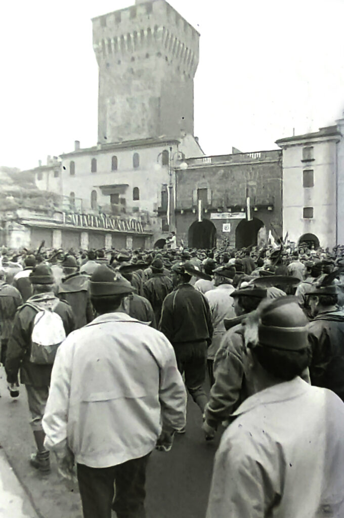 Alpini a piazza Castello nel 1991 (foto Francesco Dalla Pozza)