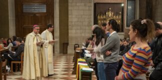 Creare casa, la veglia con il vescovo Brugnotto e i giovani della diocesi: “Loro sono il futuro, dobbiamo ascoltarli” La veglia dello scorso anno con il vescovo Brugnotto