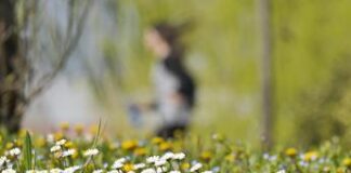 Allergie, dai vestiti colorati ai solari anche la pelle soffre la bella stagione