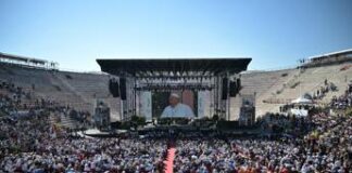 Amadeus, l’ultima diretta Rai da Verona per il Papa